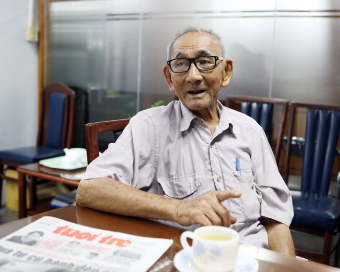 Cụ Phạm Quang Tiền đến tòa soạn báo Tuổi Trẻ ủng hộ “Xuân yêu thương cho bệnh nhân nghèo” - Ảnh: Gia Tiến
