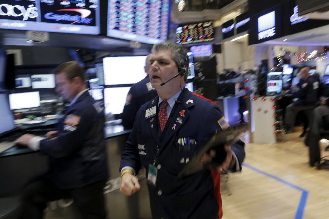 Các nhà đầu tư thế giới hoang mang trước kiểu điều chỉnh không giống ai của Trung Quốc. Ảnh trên sàn chứng khoán New York (Mỹ) ngày 7-1 - Ảnh: Reuters