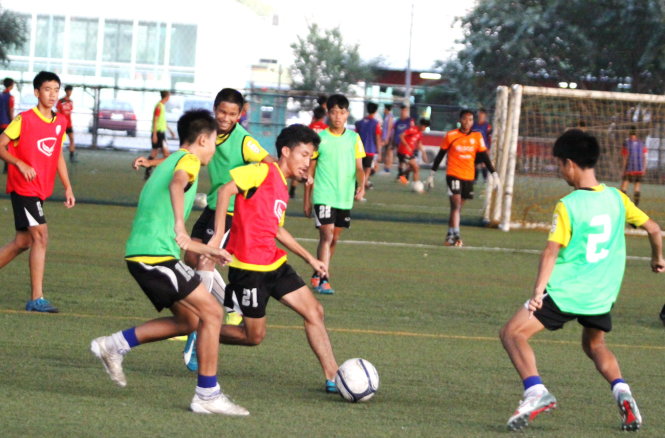 Các cầu thủ trẻ ở học viện bóng đá của MuangThong tập luyện - Ảnh: H.Đ.
