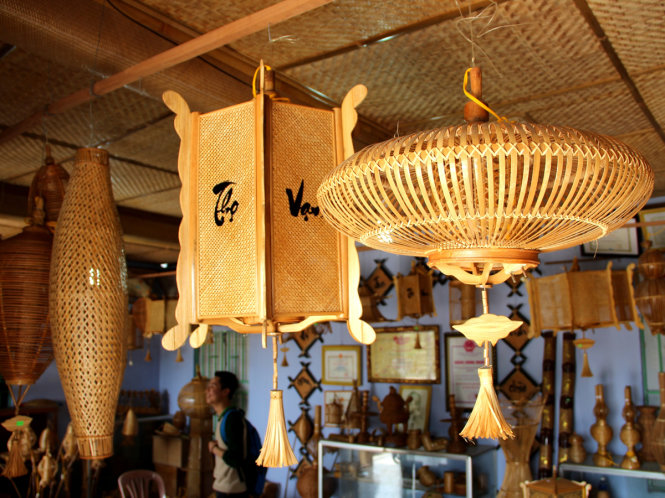 Các nghệ nhân làng Bao La đã tạo ra gần 100 loại đèn khác nhau từ tre - Ảnh: Gia Hưng