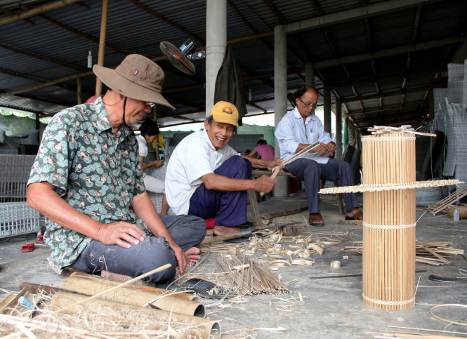 Những người làm nghề hiện tại ở làng Bao La chủ yếu là người già và phụ nữ. Với nhu cầu mới của cuộc sống, làng nghề có hướng phát triển lạc quan hơn , nhiều nghệ nhân trong làng hi vọng người trẻ sẽ quay lại học nghề và giữ nghề - Ảnh: Gia Hưng