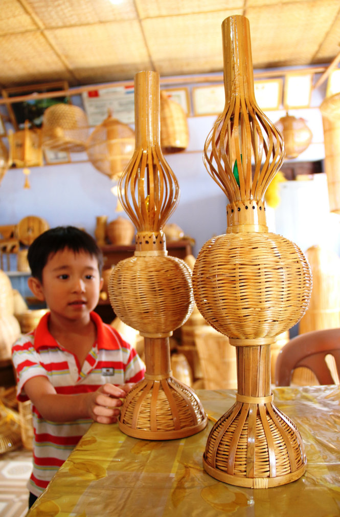 Chiếc đèn dầu của thời nghèo khó được nghê nhân làng Bao La chế tác lại bằng tre cho dùng cho các nhà hàng, resort sang trọng thời nay  - Ảnh: Gia Hưng 