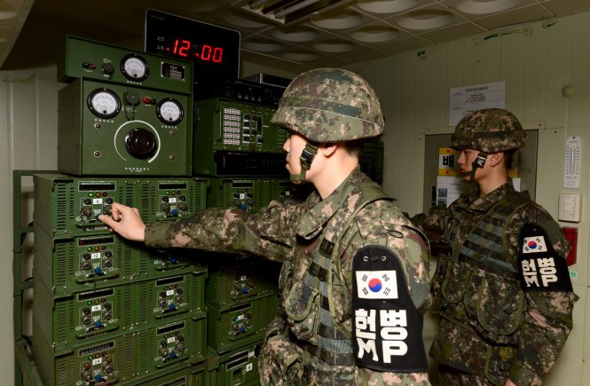Binh sĩ Hàn Quốc điều khiển hệ thống loa tuyên truyền dọc biên giới với CHDCND Triều Tiên - Ảnh: Reuters