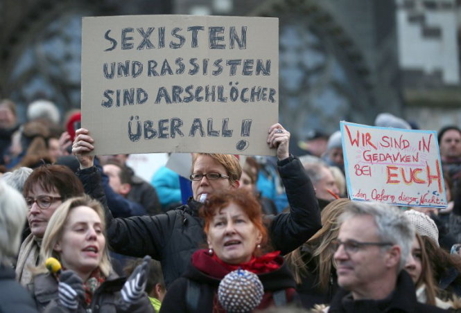 Phụ nữ Cologne biểu tình phản đối hành vi bạo hành tình dục - Ảnh: DPA/AFP