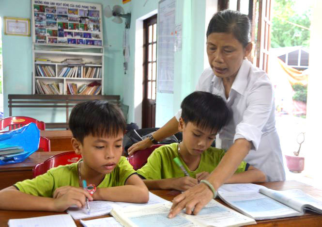 Bảy năm qua, cô Anh mở lớp dạy miễn phí cho học trò nghèo Ảnh: THANH BA