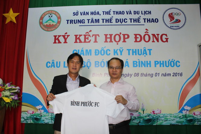 Minh Phương (trái) ra mắt CLB bóng đá Bình Phước trong vai trò giám đốc kỹ thuật - Ảnh: Bùi Liêm