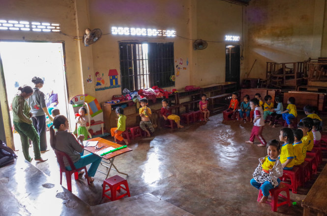 Các em lớp mầm non ở thôn Cao Bằng (xã Ea Yông, Krông Pắk) phải học tạm trong hội trường thôn - Ảnh: Huyền Trang