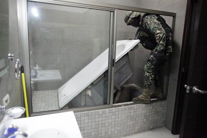 Dưới bồn tắm ở ngôi nhà tại Culiacan của trùm ma túy Guzman là một đường ngầm dẫn tới hệ thống thoát nước của thành phố, ảnh chụp ngày 27-2-2014 - Ảnh: Reuters