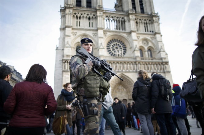 Binh sĩ Pháp tuần tra trước Nhà thờ Đức Bà ở Paris - Ảnh: Reuters