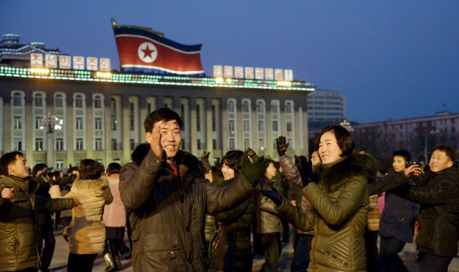 Người Triều Tiên nhảy múa ăn mừng việc thử bom thành công. Ảnh: Reuters