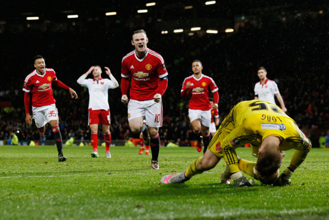 Rooney (giữa) vui mừng sau khi sút thành công quả phạt 11m - Ảnh: Reuters