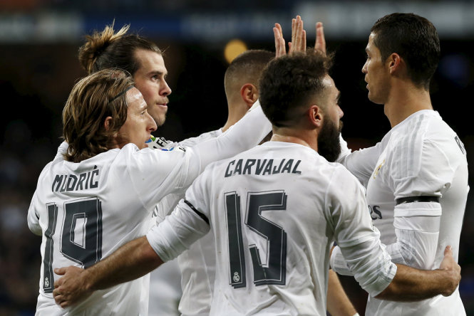 Các cầu thủ Real Madrid ăn mừng bàn thắng vào lưới Deportivo - Ảnh: Reuters