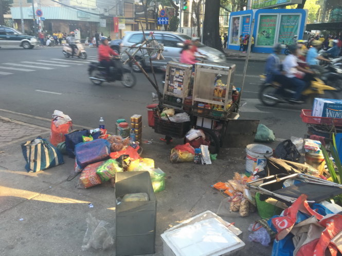 Bánh, nước uống để dưới lòng đường rất mất vệ sinh của một xe bán dạo trên đường Phạm Ngọc Thạch, Q.1, TP.HCM