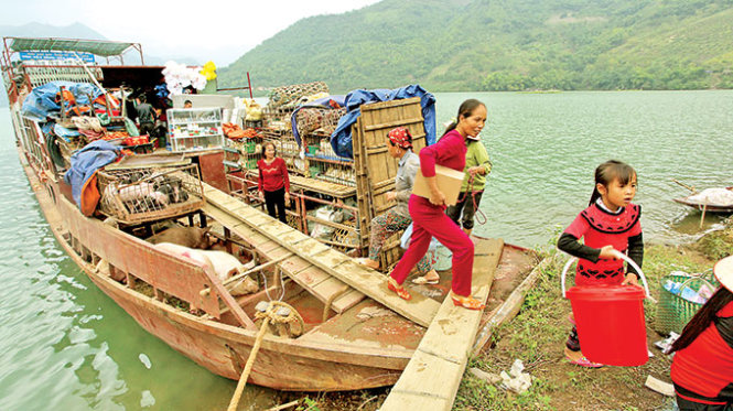 Ngoài mua bán, phiên chợ còn là nơi gặp gỡ giao lưu với nhau. Trong ảnh: một bến thuyền tại huyện Mộc Châu, tỉnh Sơn La
