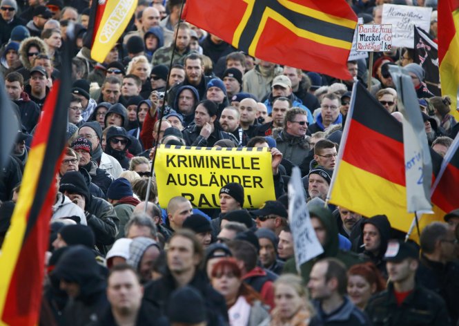 Biểu tình phản đối người nhập cư ở Cologne, Đức ngày 9-1 - Ảnh: Reuters