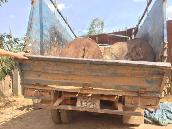 Số gỗ còn sót lại trên chiếc xe tải 47L-1375 - Ảnh: VQG Yok Đôn