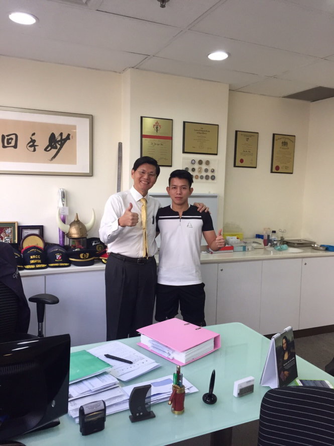 Bác sĩ Tan Jee Lim chụp ảnh lưu niệm với cầu thủ Anh Khoa tại Singapore trong đợt tái khám vào cuối tuần qua. Ảnh: DƯƠNG PHONG