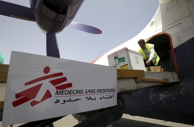 Ảnh tư liệu các nhân viên bốc dỡ đồ hỗ trợ y tế của MSF từ một máy bay ở sân bay Sanaa - Ảnh: Reuters