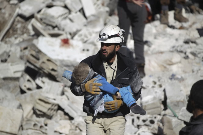 Nhân viên cứu hộ làm việc ở tòa nhà bị trúng bom của Nga ở thị trấn Maaret al-Numan thuộc tỉnh Idlib (Syria) ngày 9-1 - Ảnh: Reuters