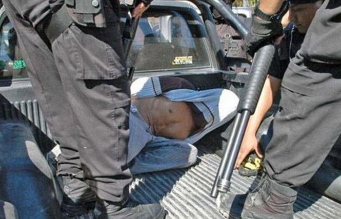 Hình ảnh cho thấy Diario Panorama lúc bị cảnh sát bắt giữ - Ảnh: DailyMail