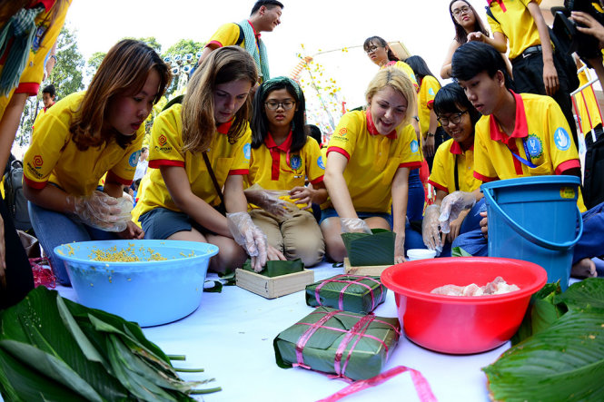 Hai bạn Darya và Victoria (Belarus) theo học ngành Việt Nam học tại Trường ĐH KHXH&NV (ĐHQG TP.HCM) gói bánh chưng cùng các tình nguyện viên sau lễ xuất quân chiến dịch 