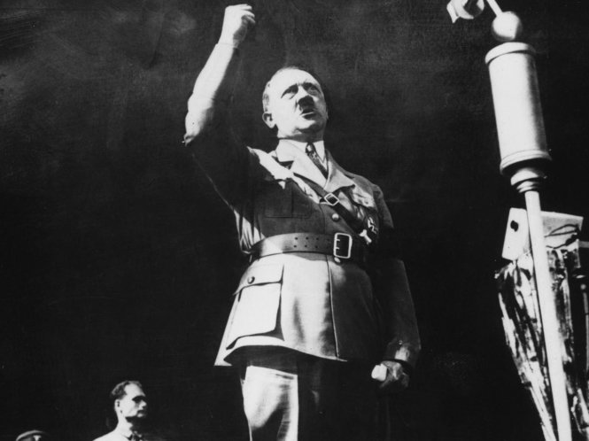 Adolf Hitler phát biểu trước một đám đông tuần hành năm 1941 - Ảnh: Getty Images