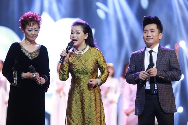 Khánh Ly hát cùng các khách mời Kim Anh và Quang Thành (là trợ lý của nữ ca sĩ). Ảnh: T.V