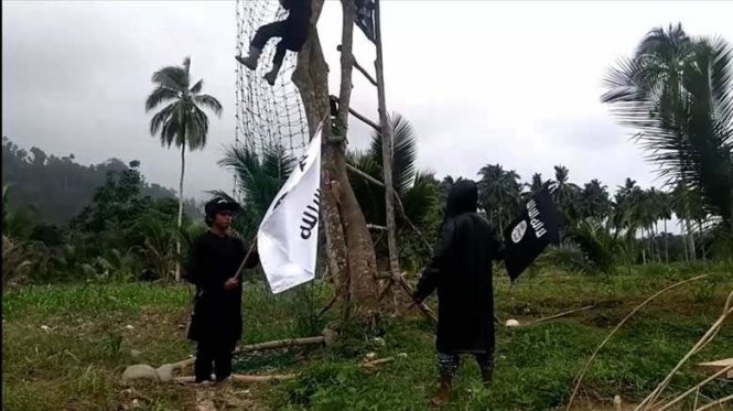 Một số nhóm khủng bố Philippines đã trương “cờ đen” IS trong nhiều năm qua - Ảnh: Yahoo