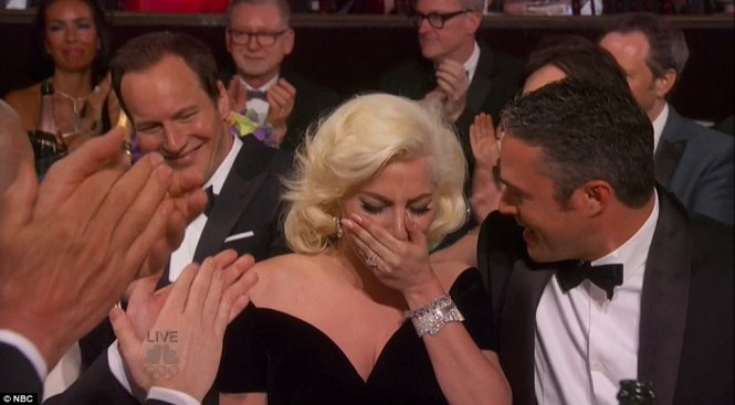 Lady Gaga bật khóc khi nghe tên mình được xướng lên ở hạng mục nữ diễn viên xuất sắc thể loại loạt phim truyền hình ngắn