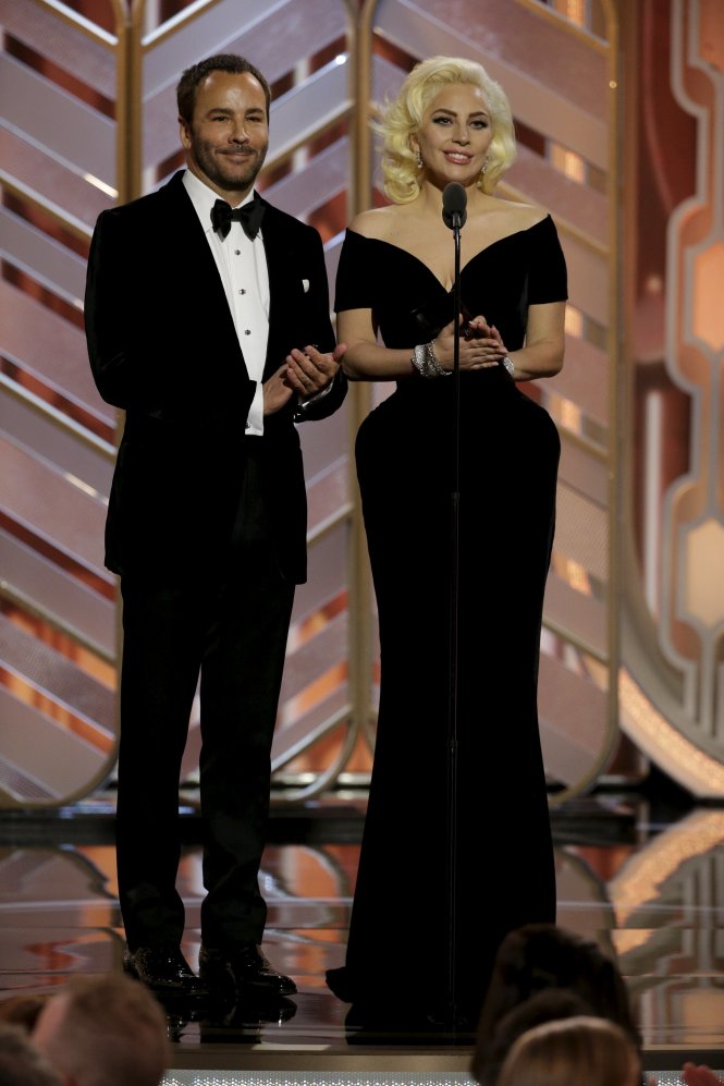 Lady Gaga và Tom Ford trên sân khấu. Nữ ca sĩ bất ngờ giành giải diễn xuất trong loạt phim truyền hình ngắn.