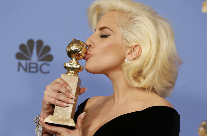 Lady Gaga hôn lên giải thưởng Quả cầu vàng 2016.