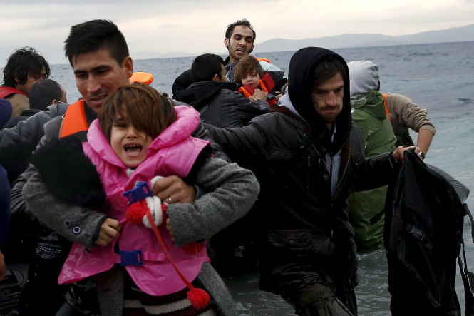 Người di cư và tị nạn vượt biển đến đảo Lesbos ở Hi Lạp - Ảnh: Reuters