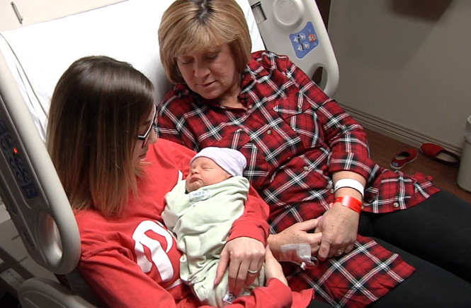 Cô Kelley McKissack và mẹ, bà Tracey Thompson (phải) hạnh phúc bên bé Kelcey - Ảnh: people.com