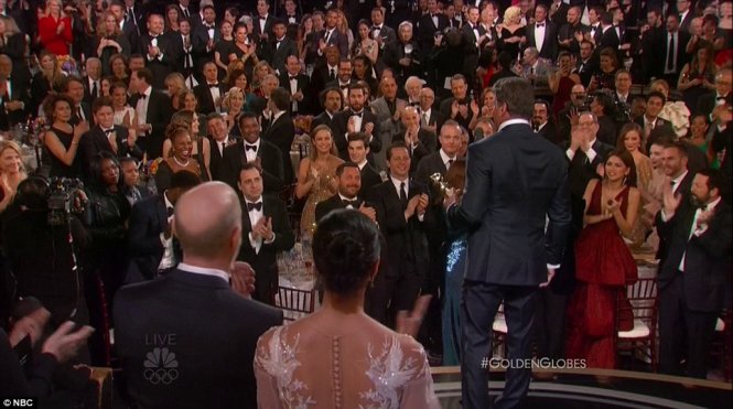 Sylvester Stallone được đám đông vỗ tay nhiệt liệt khi nhận giải thưởng.