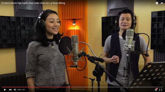 Ca sĩ Quang Dũng và Phạm Thu Hà trong phòng thu ca khúc Ly rượu mừng (ảnh chụp lại từ trailer album hợp tuyển nhạc xuân chọn lọc Ly rượu mừng)