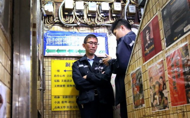 Cảnh sát Hong Kong kiểm tra trước cửa nhà sách do ông Lý Ba làm chủ ở khu Causeway Bay - Ảnh:scmp