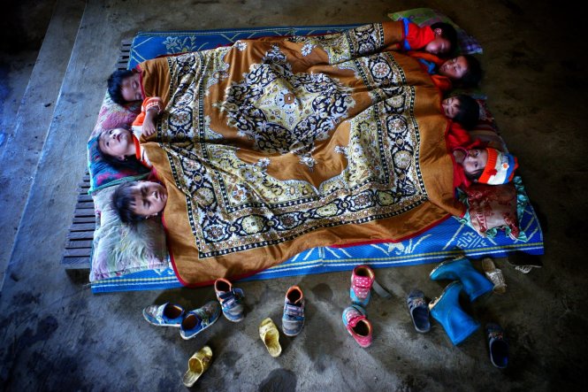 Giấc ngủ trưa của các em học sinh tiểu học tại một trường nội trú tỉnh Sơn La - Ảnh: Việt Thanh