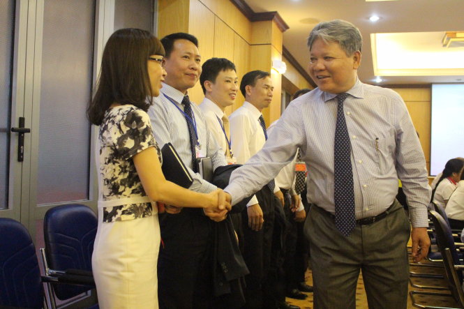 Bộ trưởng Hà Hùng Cường chúc mừng thí sinh trúng tuyển kỳ thi lãnh đạo cấp vụ Bộ Tư pháp - Ảnh: T.L.