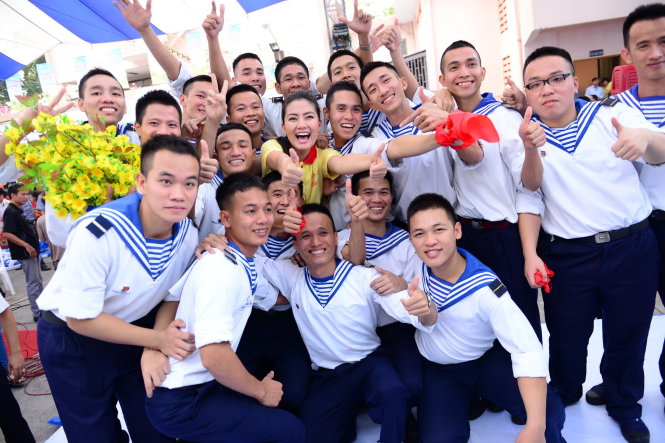 Các chiến sĩ hải quân chụp ảnh cùng diễn viên Ngọc Lan trong ngày hội Mùa xuân biển đảo lần 4 tại Nhà văn hóa Thanh niên, Q.1, TP.HCM trưa 23-1-2015 - Ảnh: Quang Định