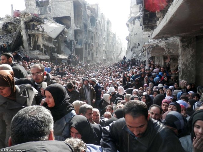 Hàng nghìn người ở Yarmouk xếp hàng chờ nhận thực phẩm cứu trợ từ LHQ - Ảnh: AFP/Getty Images