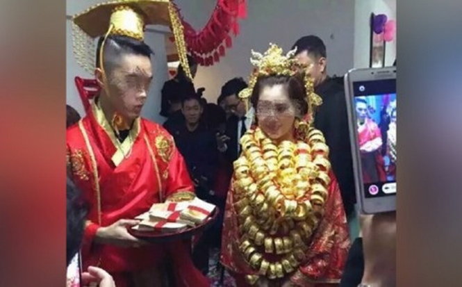 Hình ảnh đám cưới đầy vàng gây xôn xao trên mạng - Ảnh: SCMP