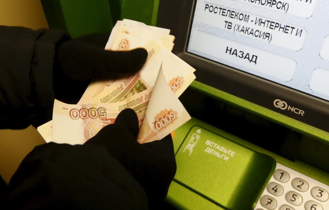 Giá đồng rúp Nga đang giảm mạnh vì tình hình kinh tế khó khăn - Ảnh: Reuters