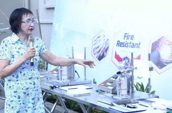 PGS.TS Nguyễn Thị Hòe - Chủ tịch tập đoàn Sơn KOVA giới thiệu sơn chống cháy Nano làm từ vỏ trấu - Ảnh: N.Hà