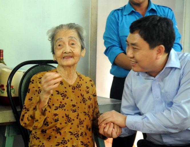 Ông Nguyễn Mạnh Dũng - bí thư thường trực Trung ương Đoàn trò chuyện với mẹ Việt Nam anh hùng Phạm Thị Trước