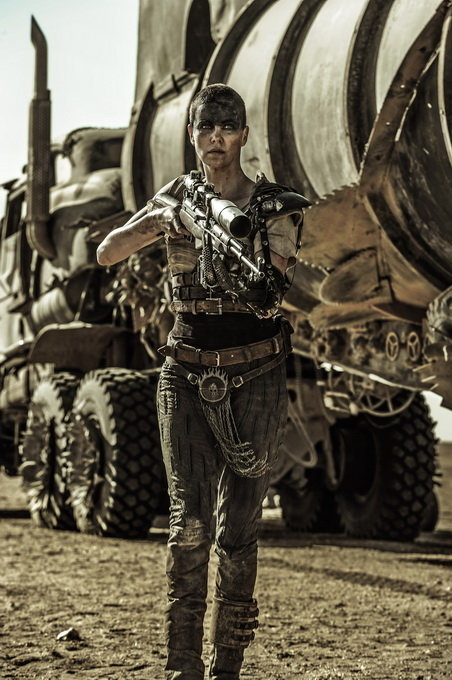 Thống soái Furiosa là nhân vật được viết riêng cho Mad Max: Fury Road qua tạo hình và tài năng diễn xuất thuyết phục của Charlize Theron. George Miller từng có ý định sẽ làm riêng một phim về nhân vật này - Ảnh:Warner Bros.