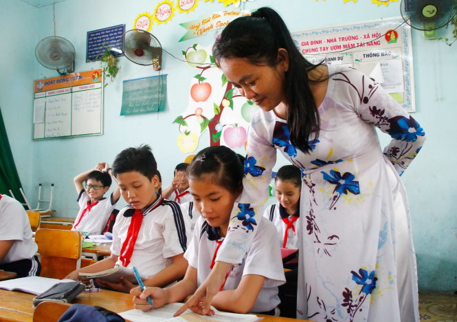 Cô Trần Thị Hồng Vân hướng dẫn các em học sinh học bài trên lớp - Ảnh: Xuân An