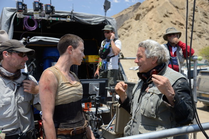Đạo diễn George Miller và diễn viên Charlize Theron trên trường quay sa mạc Namib - Ảnh: Warner Bros