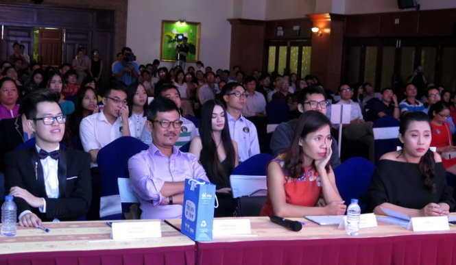 Bốn giám khảo của Tiki Young Author 2015 tại vòng Phản biện (từ trái qua): Anh Khang, Quốc Bảo, Trang Hạ, Gào - Ảnh: L. Điền