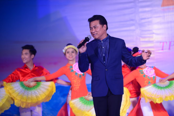 NSUT Tạ Minh Tâm trình diễn ca khúc Cung đàn mùa xuân - Ảnh: Quang Định