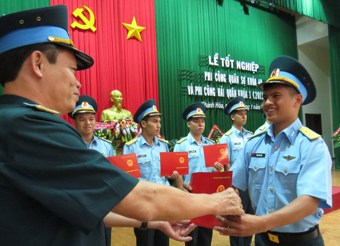 Thiếu tướng Nguyễn Duy Cường, hiệu trưởng Trường Sĩ quan không quân, trao bằng tốt nghiệp cho phi công quân sự khóa 40 - Ảnh: D.Thanh